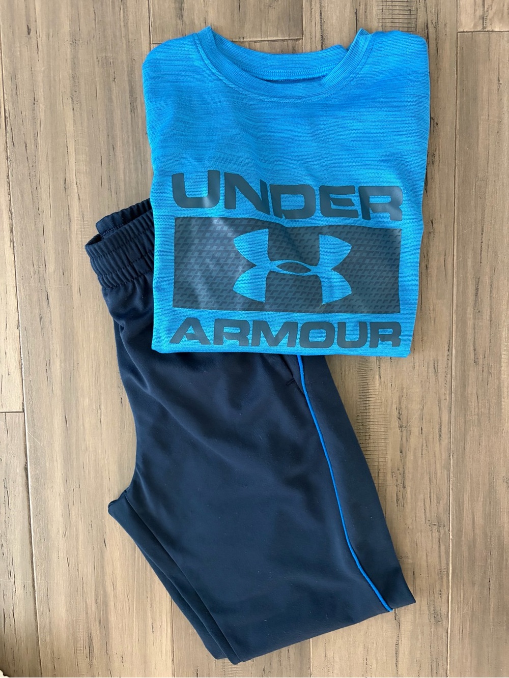 Boys Under Armour outfit - turquoise & navy - size S (7/8)